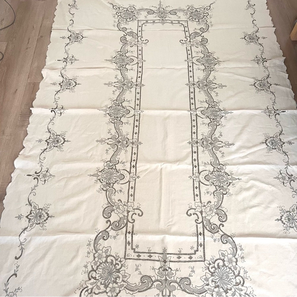 Vtg Madeira Embroidered Cutwork Lace Floral Linen Tablecloth 113”x62” & Napkins - Picture 3 of 10
